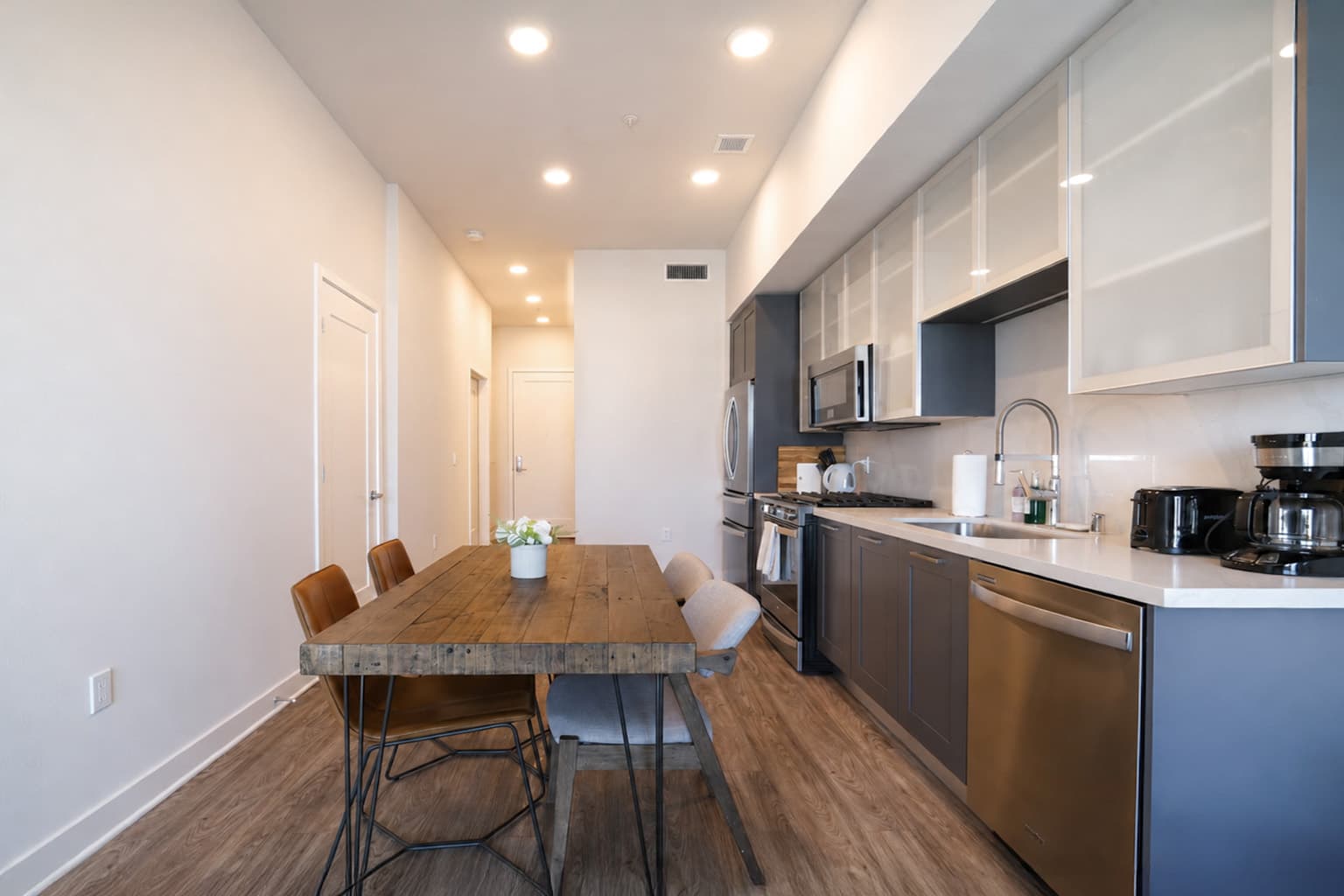 Modern Hollywood 2BR with Rooftop — High Floor Near Walk of Fame photo 2