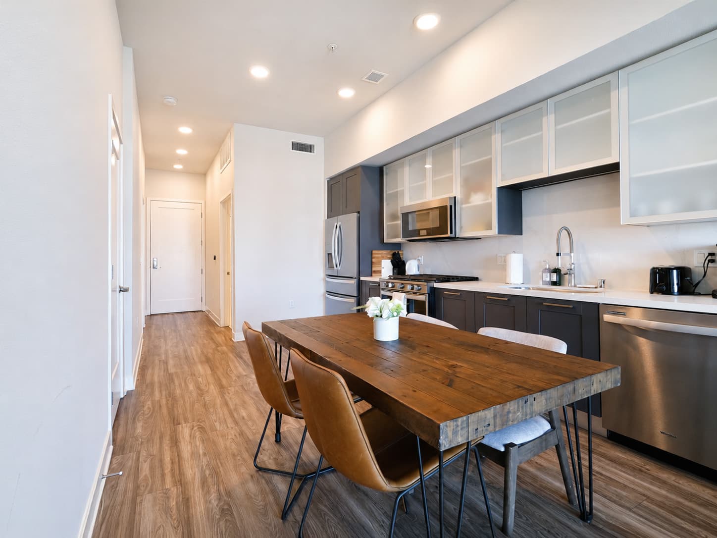 Modern Hollywood 2BR with Rooftop — High Floor Near Walk of Fame photo 3