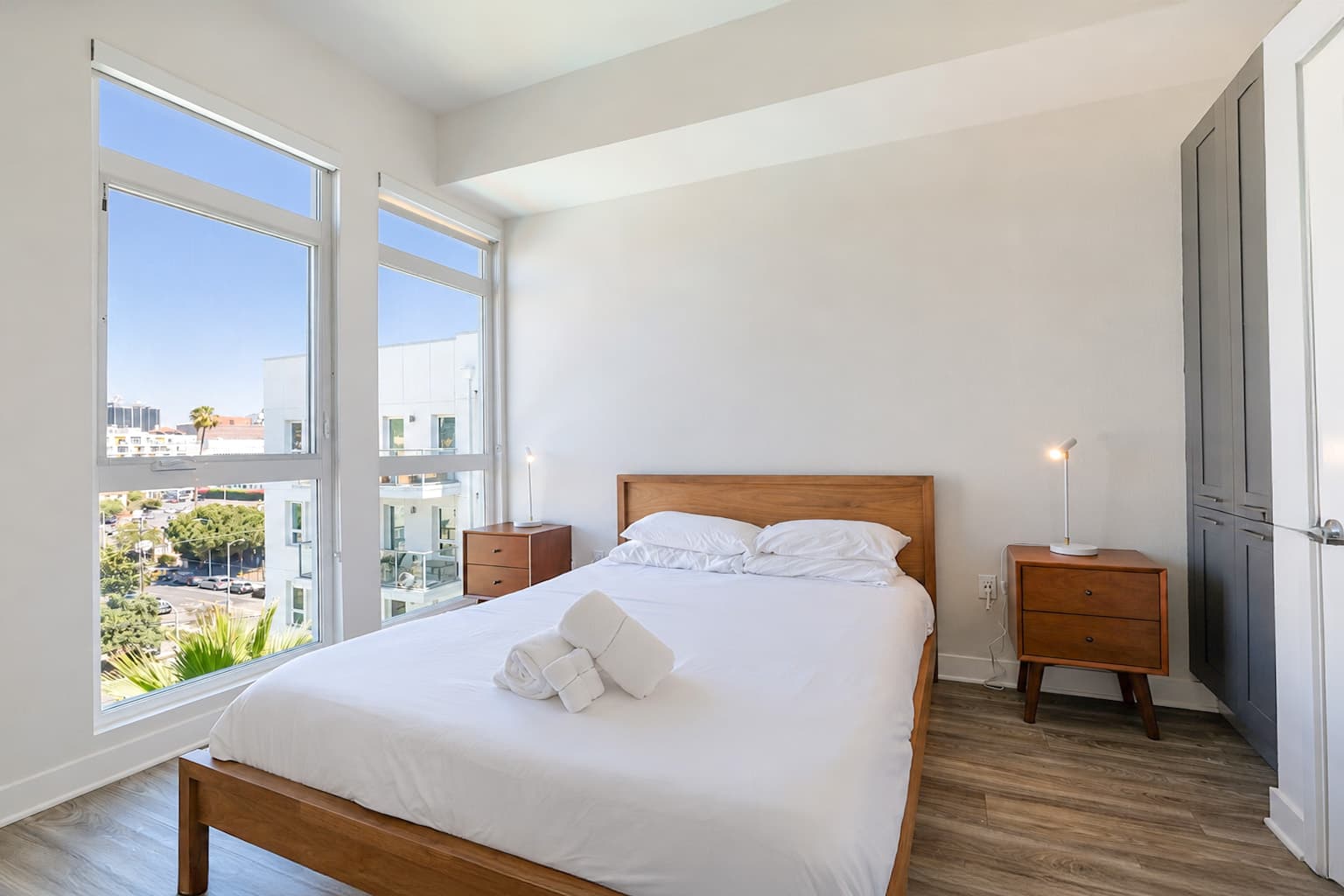 Modern Hollywood 2BR with Rooftop — High Floor Near Walk of Fame photo 4