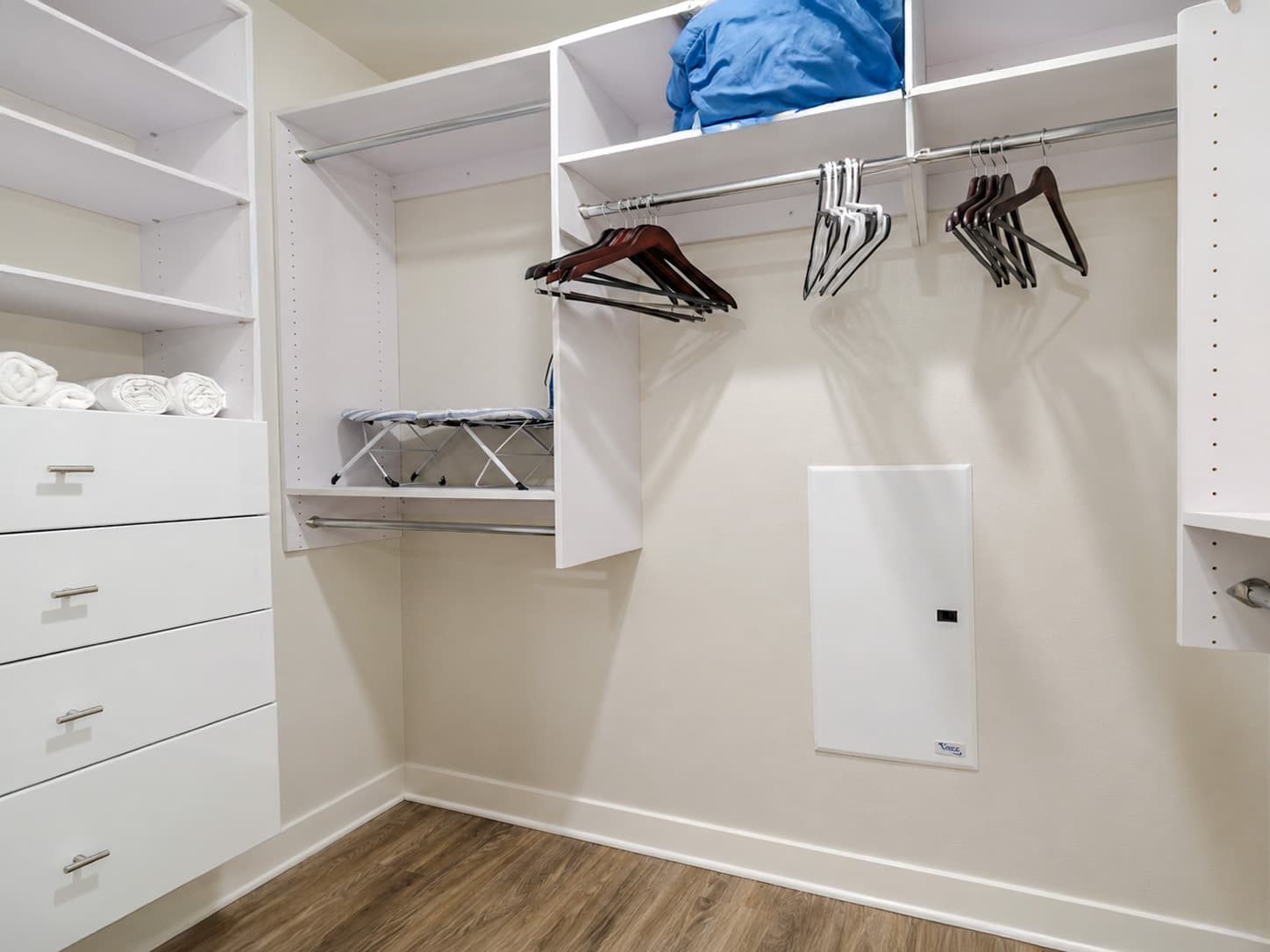 Modern Hollywood 2BR with Rooftop — High Floor Near Walk of Fame photo 5