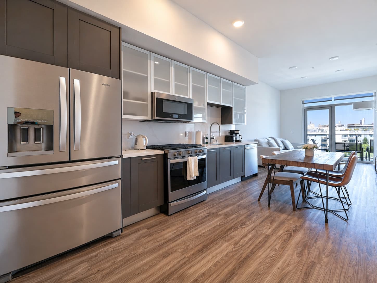 Modern Hollywood 2BR with Rooftop — High Floor Near Walk of Fame photo 6