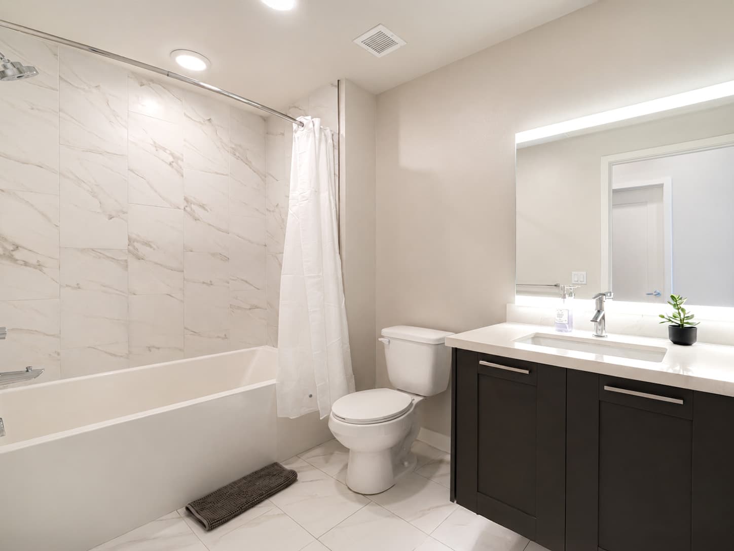Modern Hollywood 2BR with Rooftop — High Floor Near Walk of Fame photo 7