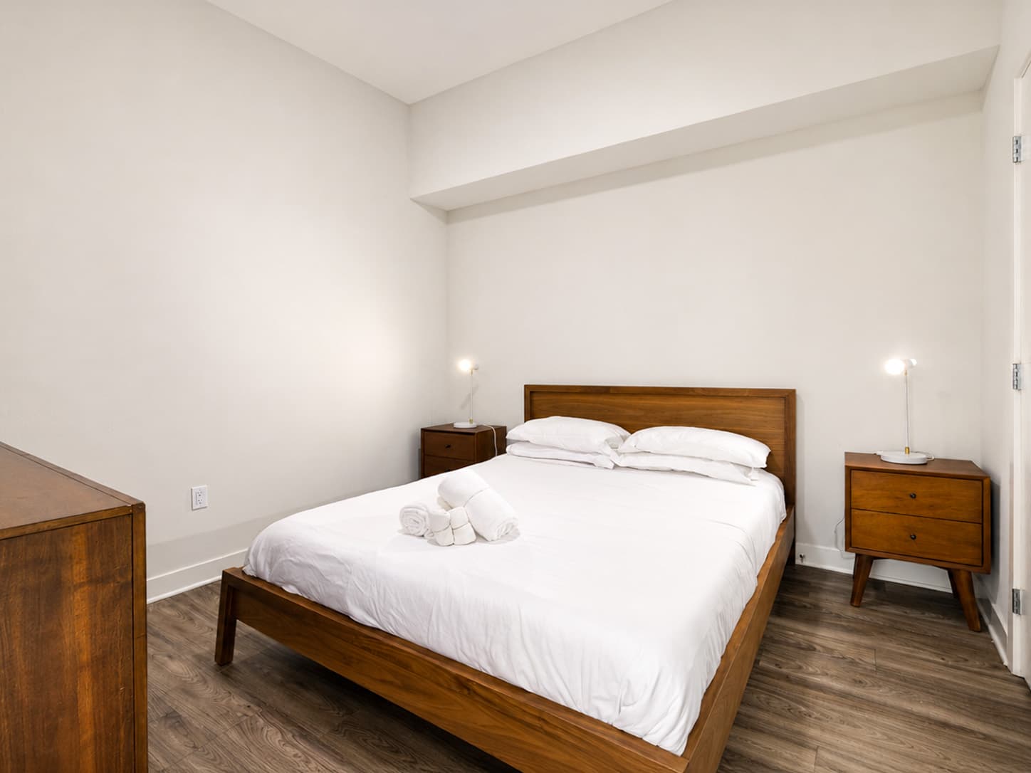 Modern Hollywood 2BR with Rooftop — High Floor Near Walk of Fame photo 8