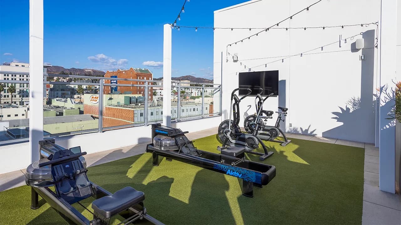 Modern Hollywood 2BR with Rooftop — High Floor Near Walk of Fame photo 15