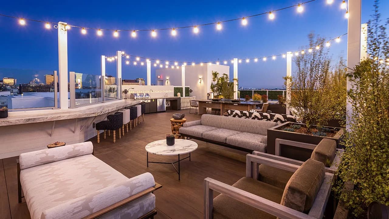 Modern Hollywood 2BR with Rooftop — High Floor Near Walk of Fame photo 14