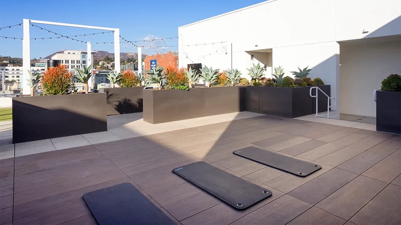 Modern Hollywood 2BR with Rooftop — High Floor Near Walk of Fame photo 16