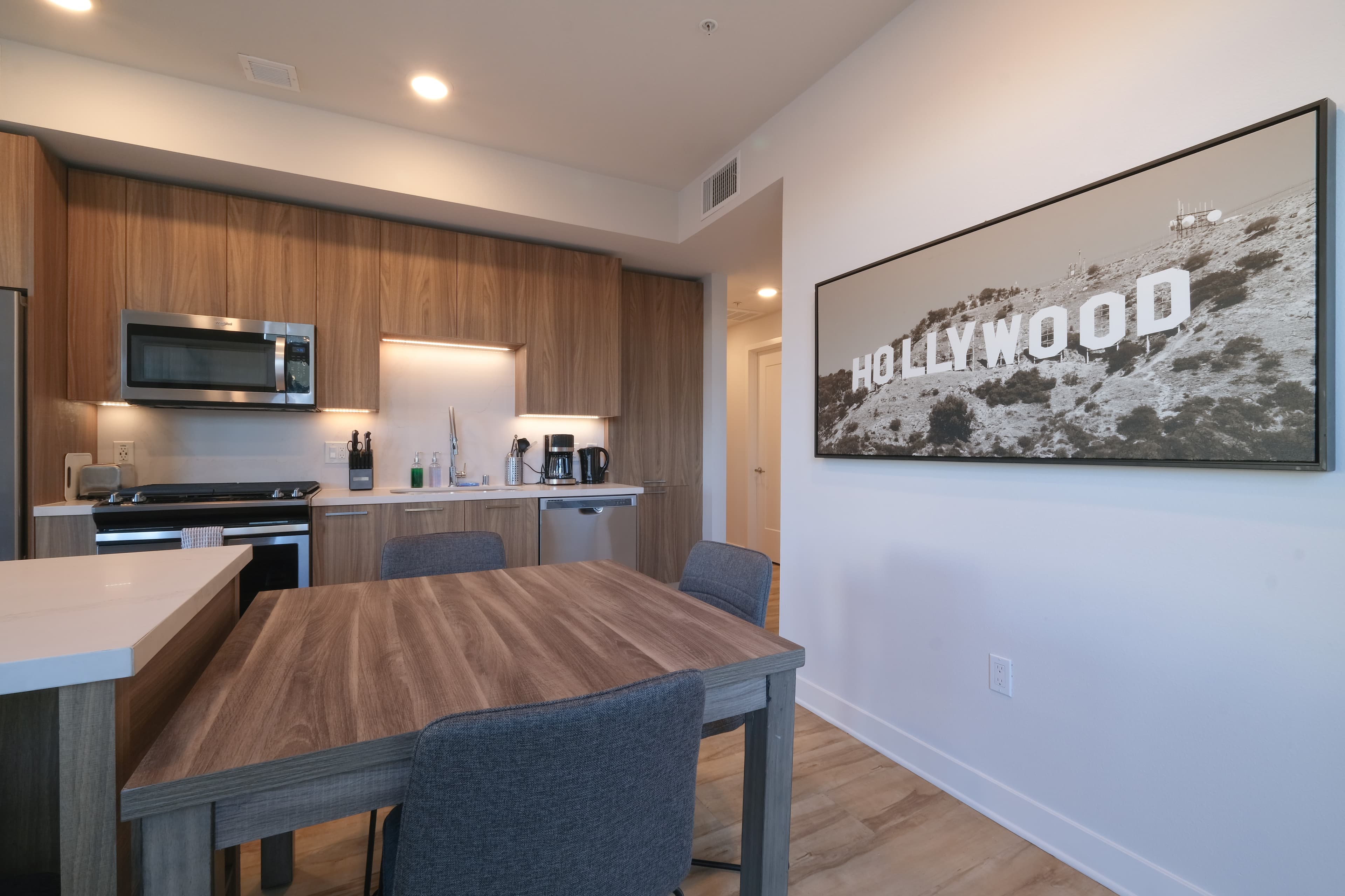Modern Hollywood 2BR Near Walk of Fame photo 10