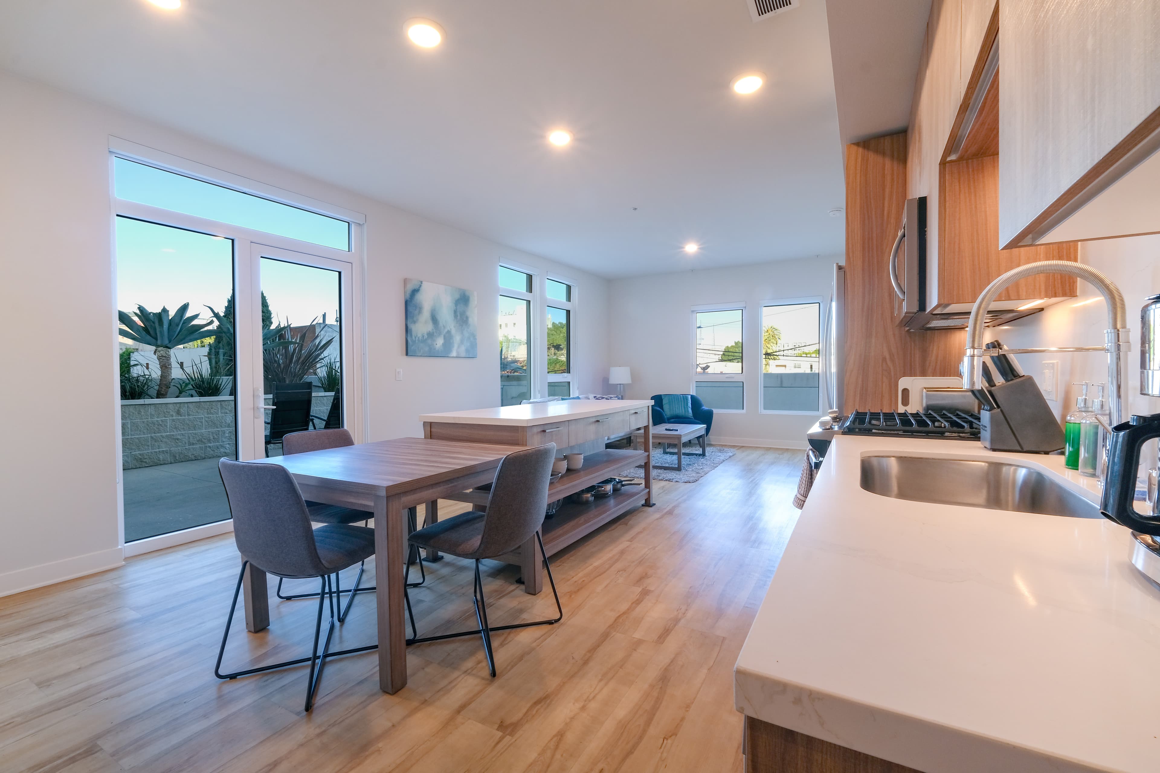 Modern Hollywood 2BR Near Walk of Fame photo 9