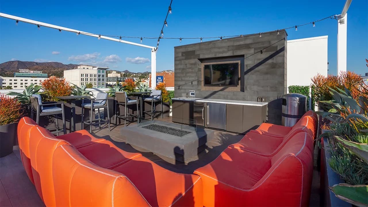 Modern Hollywood 2BR with Rooftop — High Floor Near Walk of Fame photo 11