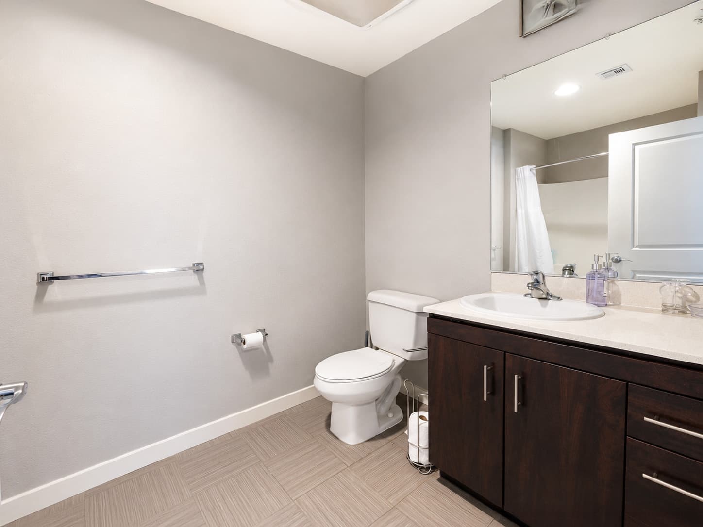 Stylish 2BR in Miracle Mile Near Museum Row photo 9
