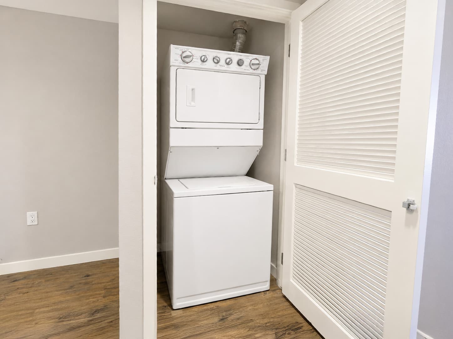 Stylish 2BR in Miracle Mile Near Museum Row photo 10