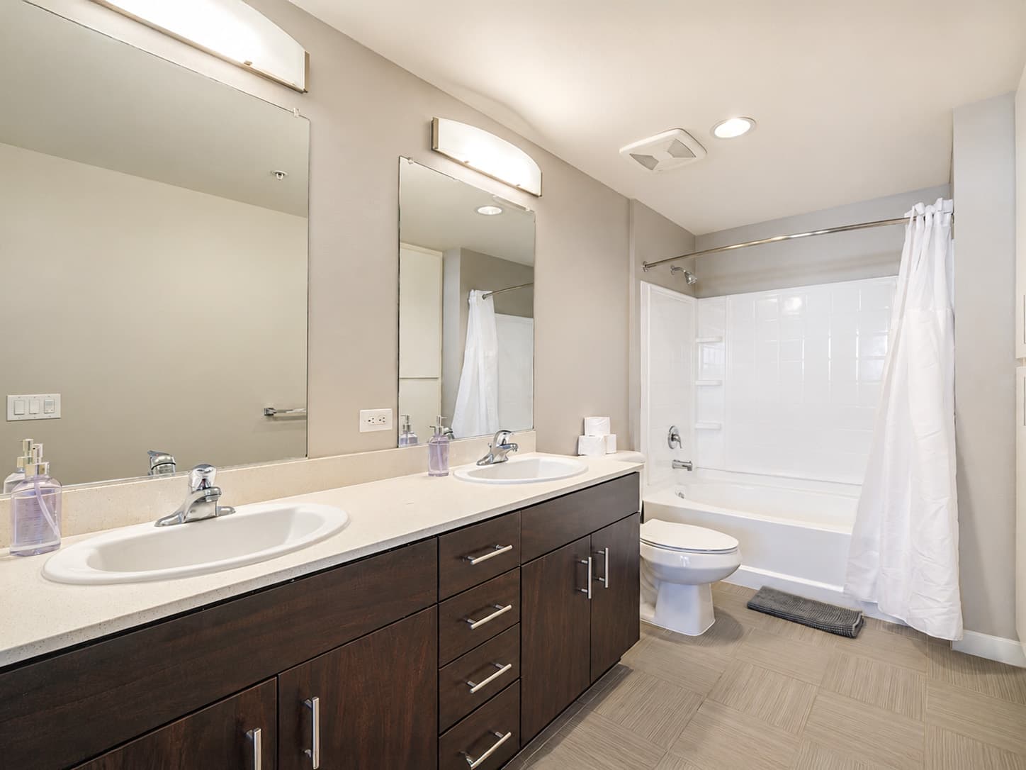 Stylish 2BR in Miracle Mile Near Museum Row photo 12