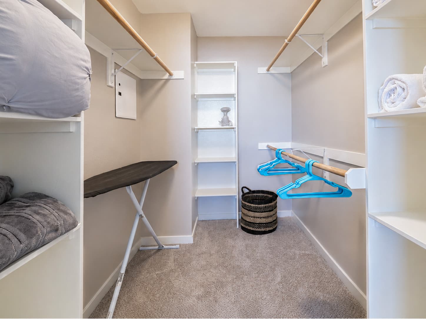 Stylish 2BR in Miracle Mile Near Museum Row photo 13