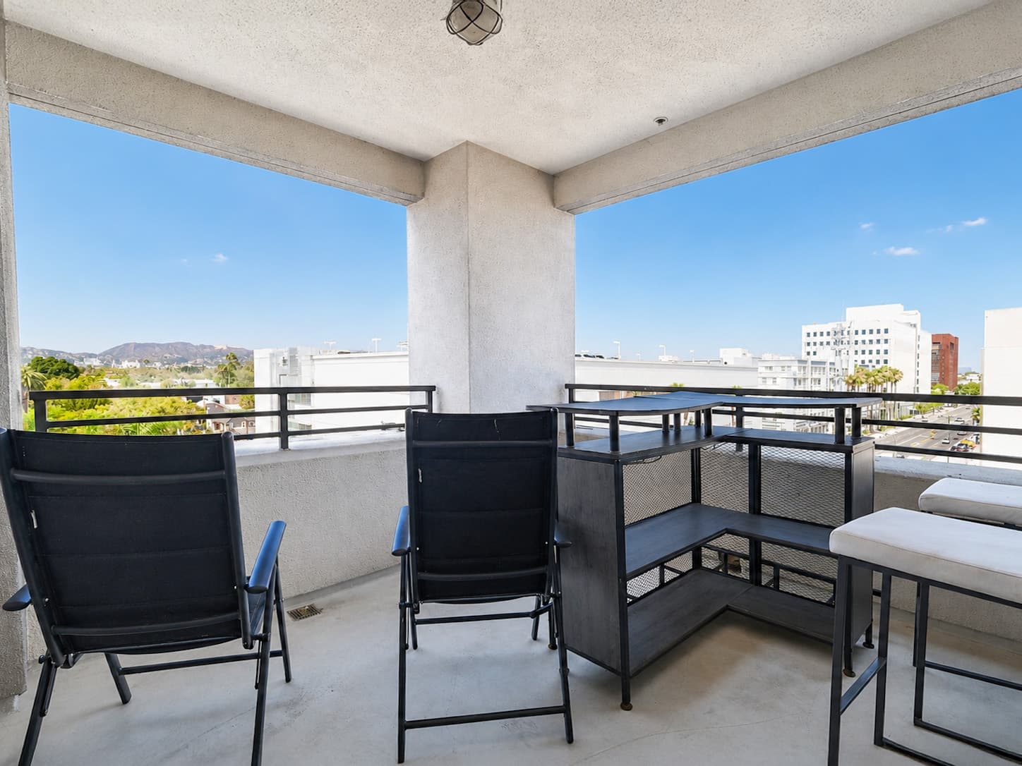 Stylish 2BR in Miracle Mile Near Museum Row photo 3