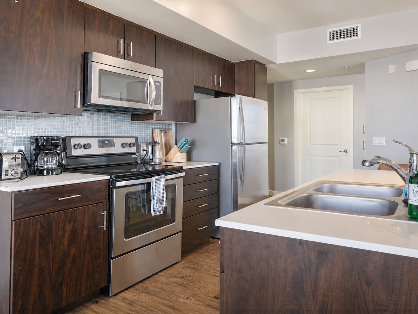 Stylish 2BR in Miracle Mile Near Museum Row photo 4