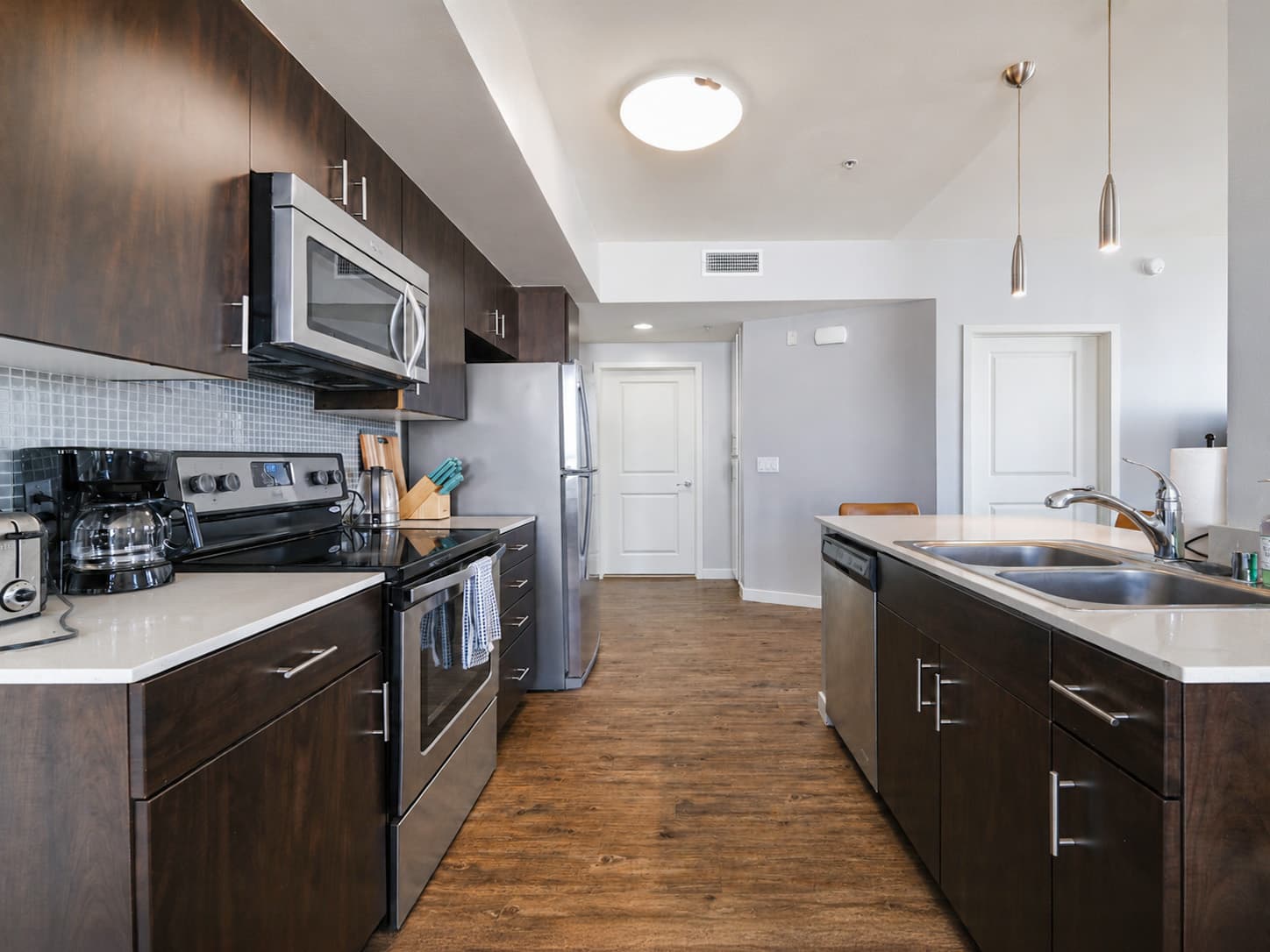Stylish 2BR in Miracle Mile Near Museum Row photo 7