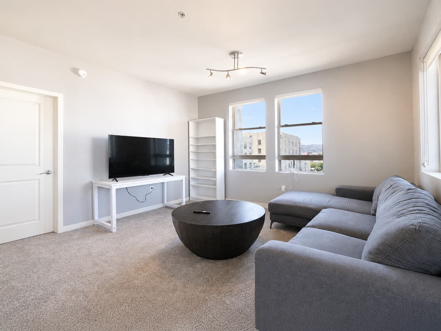 Stylish 2BR in Miracle Mile Near Museum Row photo 8