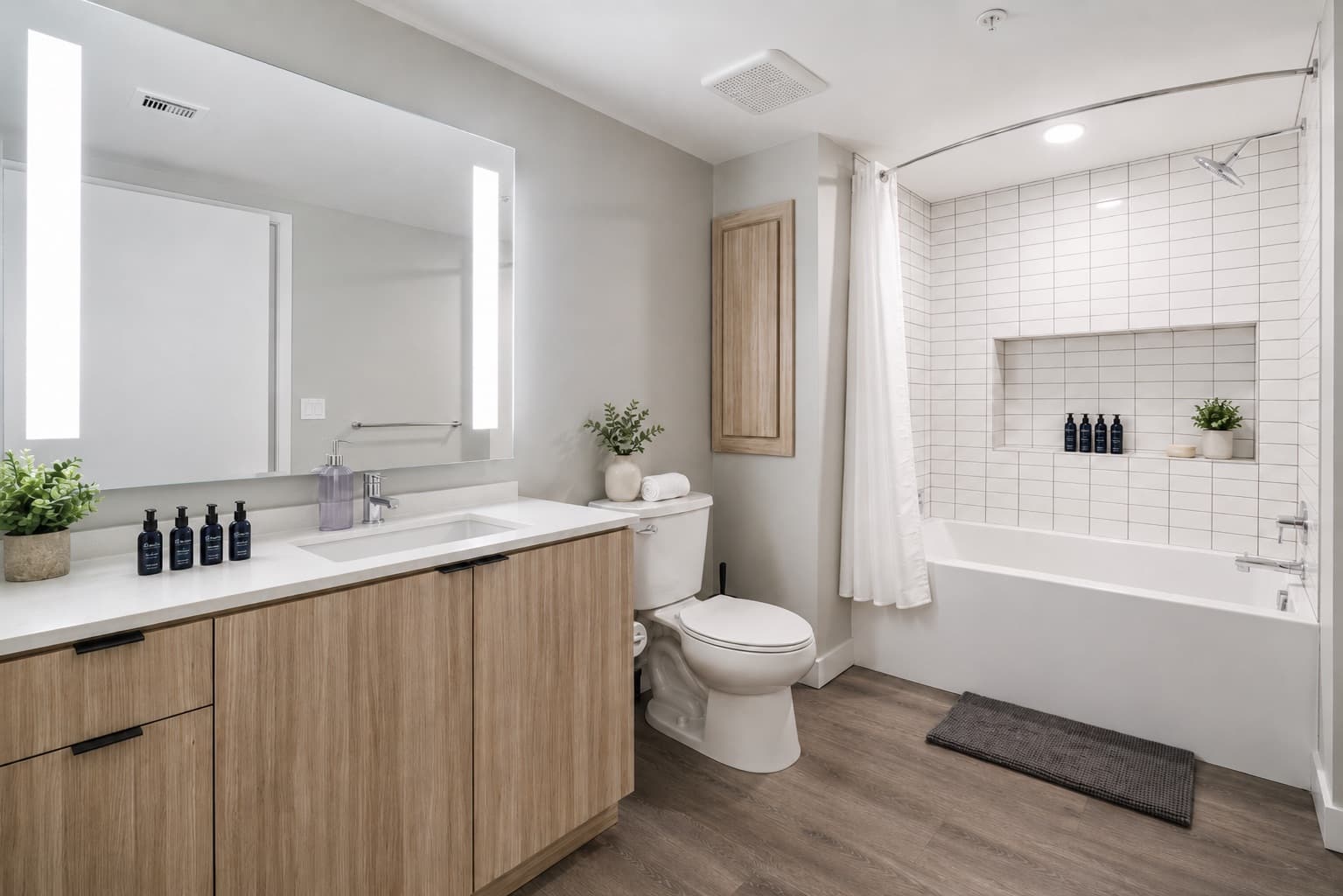 Spotless, professionally cleaned short-term rental bathroom in Los Angeles