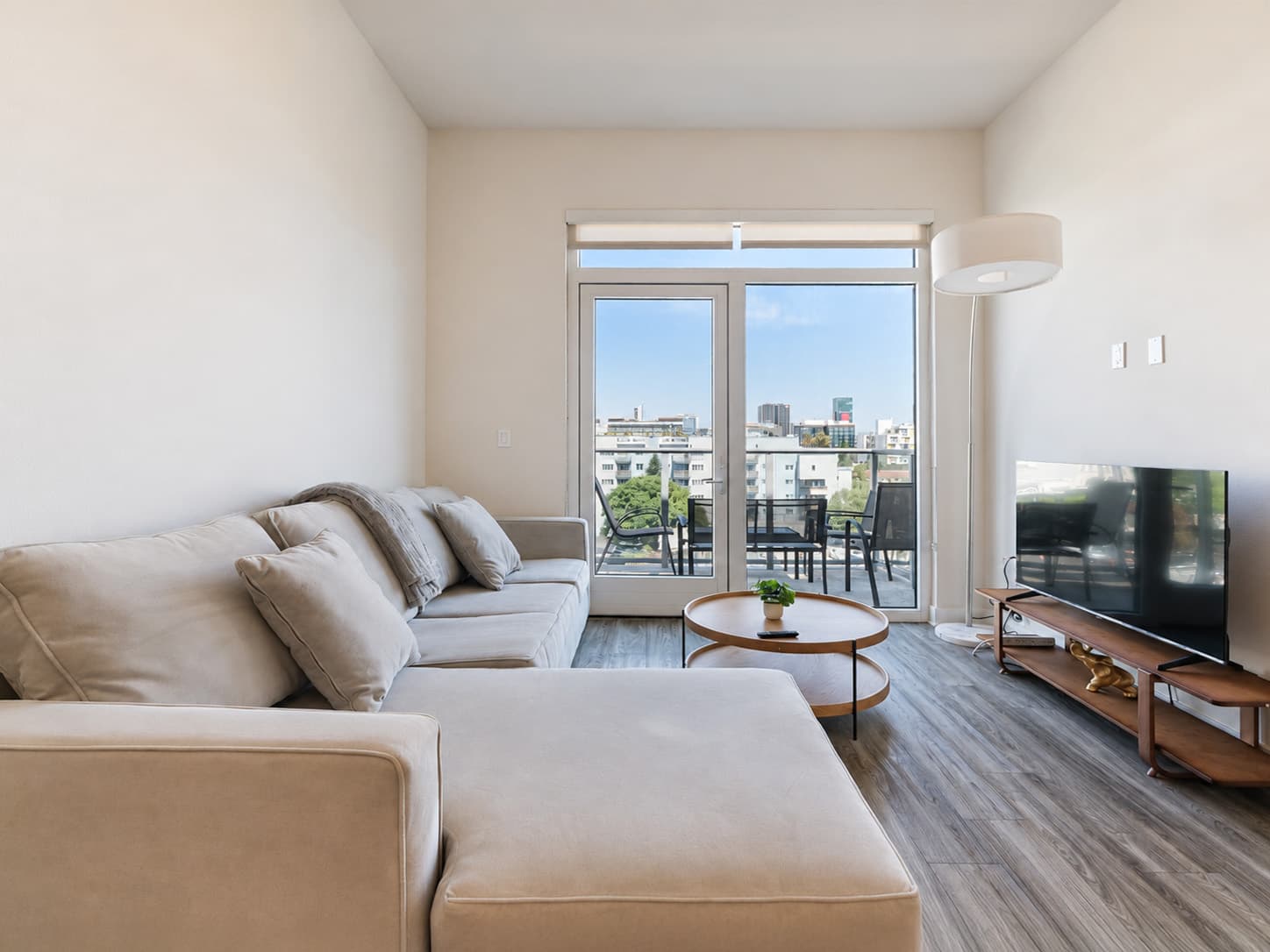 Modern Hollywood 2BR with Rooftop — High Floor Near Walk of Fame